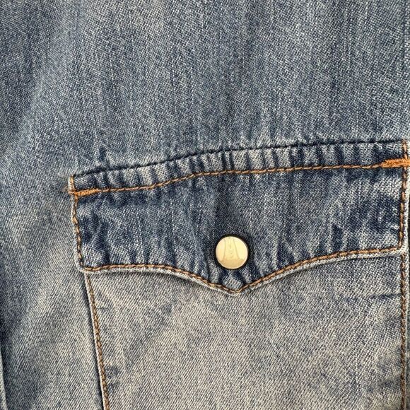 Mossimo Western Chambray Denim Top Pearl Snaps  Button Down Size Medium Cotton - Picture 6 of 10